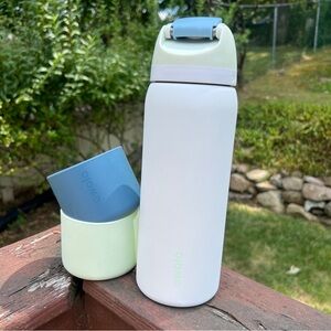 SOLD Owala 32 oz FreeSip Iced Breeze